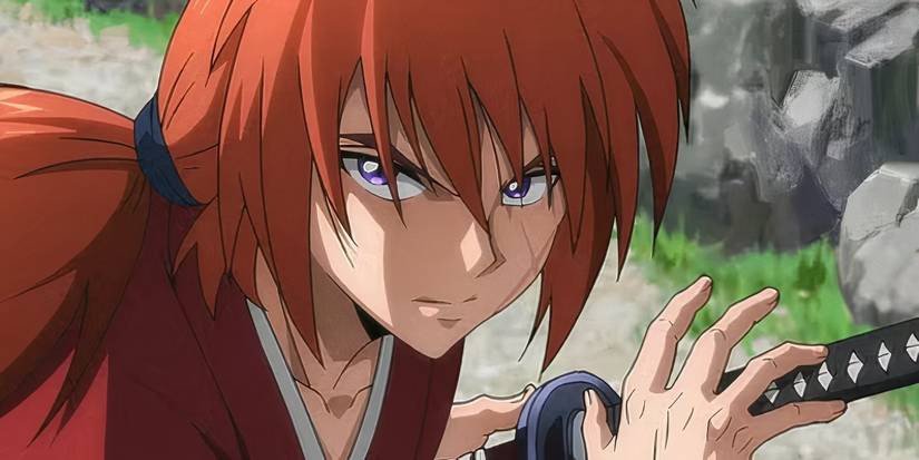 Rurouni Kenshin đang cầm thanh kiếm của mình với một tư thế chiến đấu mạnh mẽ