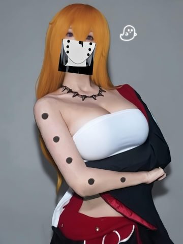 Phan Minh Thy với bộ trang phục cosplay táo bạo, thể hiện sự tự tin và cá tính mạnh mẽ giữa bối cảnh hiện đại.
