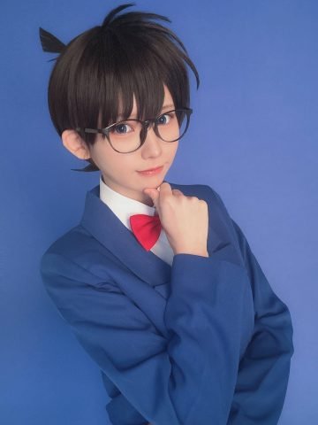Enako hóa thân thành Conan Edogawa, minh chứng cho sự đa dạng trong lựa chọn nhân vật anime cosplay