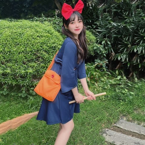 Kiki, cô phù thủy nhỏ với váy đen và nơ đỏ, một nhân vật anime cosplay đơn giản và dễ thương