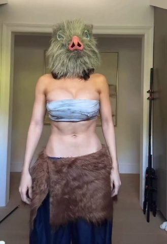 Hot girl cosplay Inosuke khoe cơ bụng săn chắc và mặt nạ đầu lợn rừng