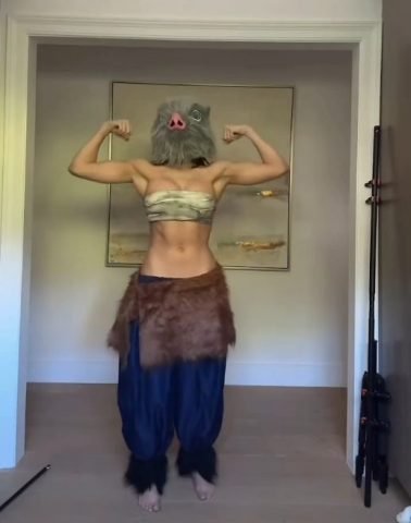 Nữ cosplayer Inosuke trong tư thế tạo dáng dũng mãnh, khoe vóc dáng và phục trang