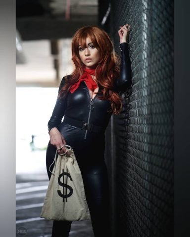 Fujiko Mine quyến rũ và Maetel bí ẩn, hai nhân vật anime cosplay biểu tượng vẻ đẹp trưởng thành