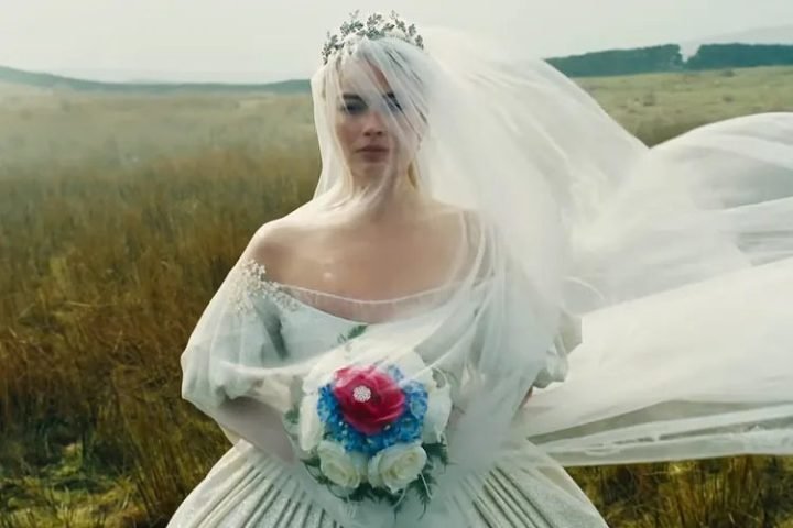 Margot Robbie trong vai Catherine, thể hiện sự khao khát trong phim Đồi Gió Hú 2026
