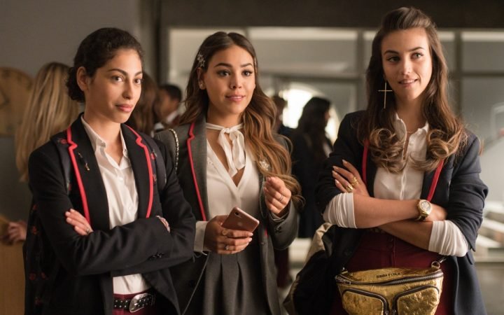 Cảnh phim Elite với các nhân vật trong trang phục học sinh, biểu cảm bí ẩn