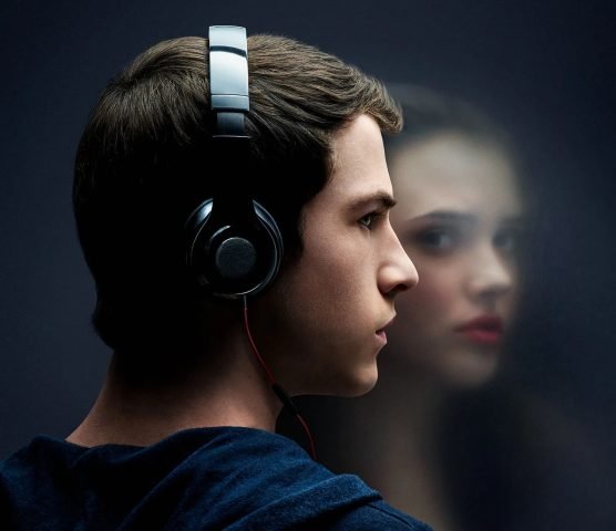 Clay Jensen đang cầm một trong 13 cuốn băng ghi âm của Hannah Baker trong phim