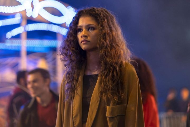 Zendaya trong vai Rue Bennett, thể hiện sự hỗn loạn và sức ép tâm lý của nhân vật
