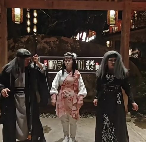 Trải nghiệm ẩm thực võ hiệp độc đáo, nhân viên Khắc Trần Ngao nấu ăn tại nhà hàng võ hiệp Kim Dung