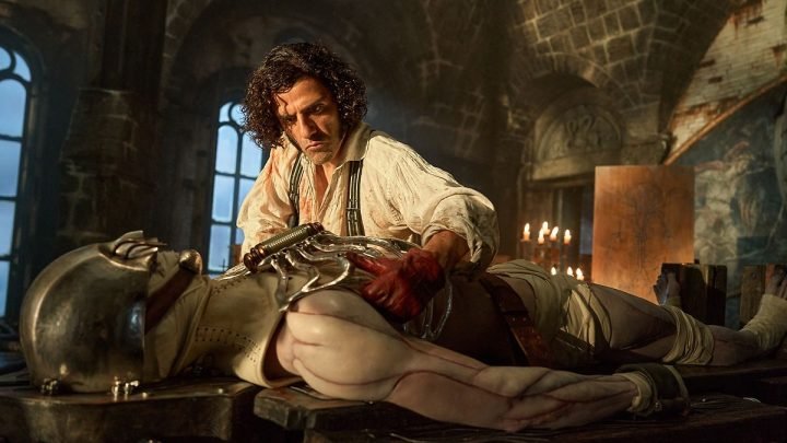 Oscar Isaac thủ vai Victor Frankenstein với ánh mắt ám ảnh trong phim del Toro