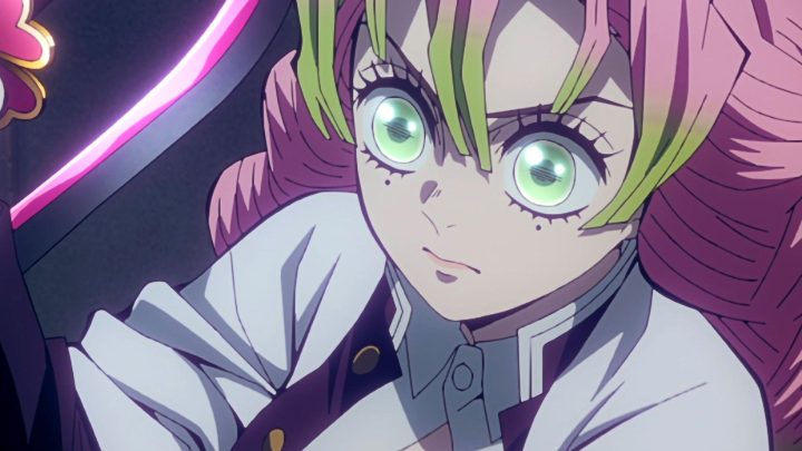 Luyến Trụ Mitsuri Kanroji với mái tóc hai màu và bộ đồng phục độc đáo, một nhân vật anime ngoại hình hấp dẫn của Kimetsu no Yaiba